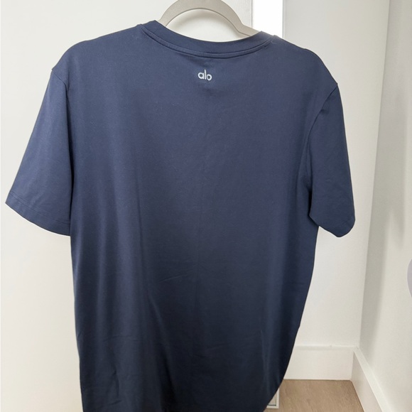 ALO Yoga Men's Deep Blue Short Sleeve Tee - Picture 2 of 2
